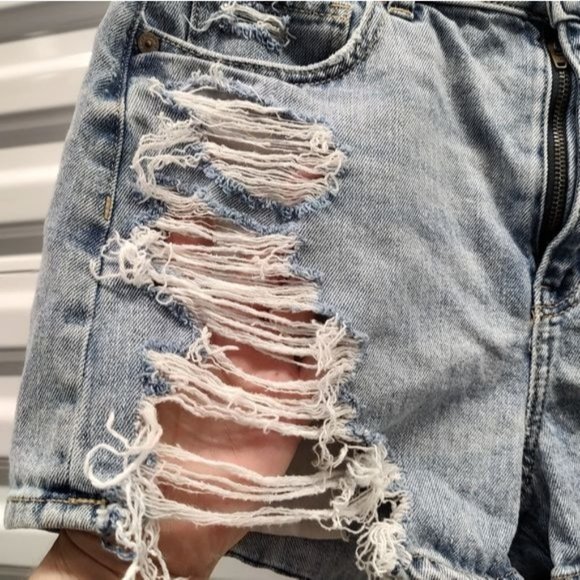 Ladies size 6 American Eagle super distressed mom jean shorts - Picture 2 of 9